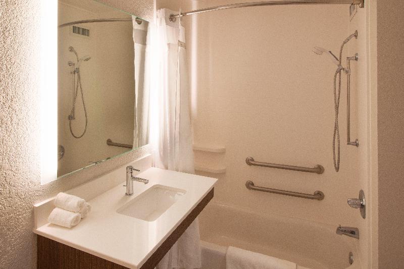 Holiday Inn Express and Suites Worthington — photo 44