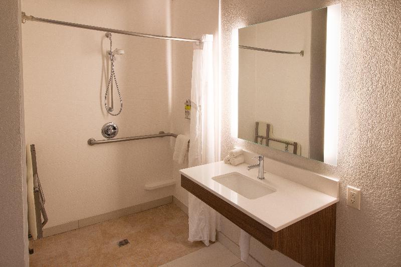 Holiday Inn Express and Suites Worthington — photo 42