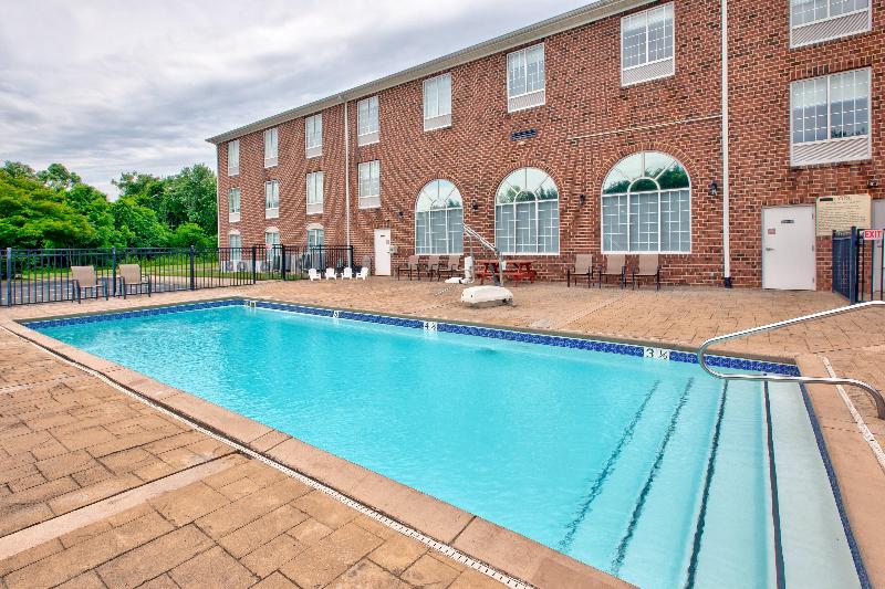 Holiday Inn Express & Suites Warrenton, an IHG image