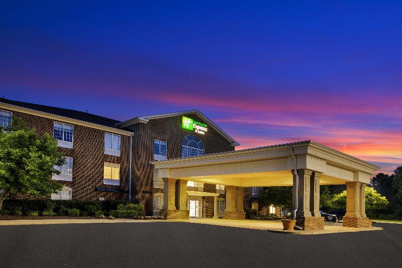 Holiday Inn Express & Suites Warrenton, an IHG image
