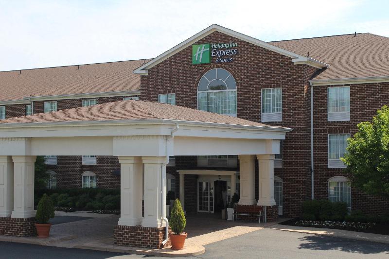 Holiday Inn Express & Suites Warrenton, an IHG image
