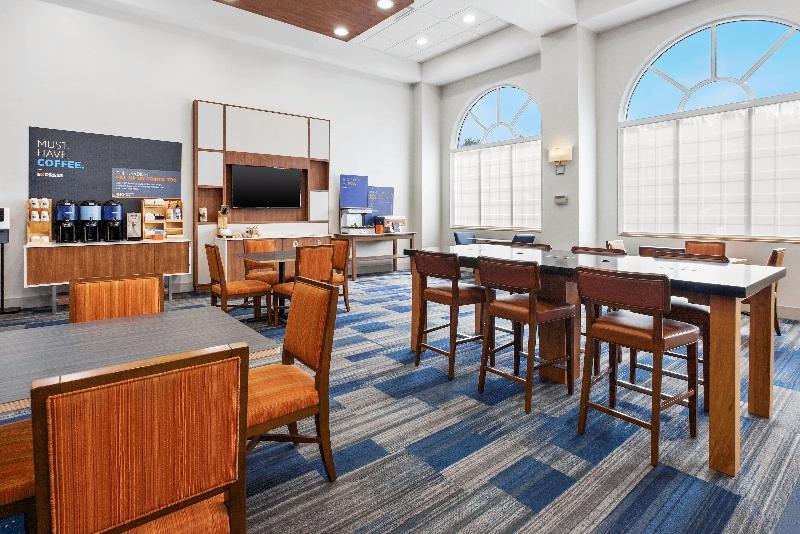 Holiday Inn Express & Suites Warrenton, an IHG image