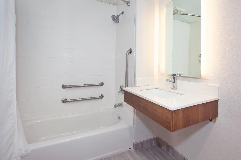 Holiday Inn Express & Suites Warrenton, an IHG image