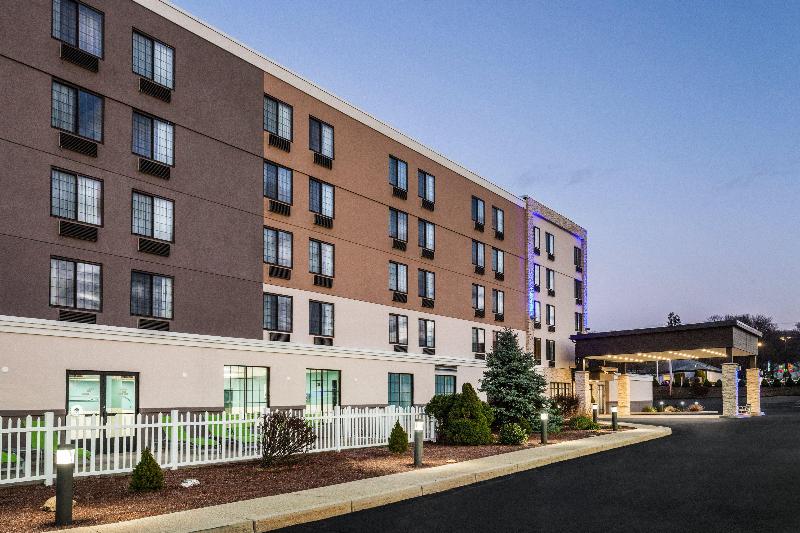 Holiday Inn Express and Suites Providence Woonsock