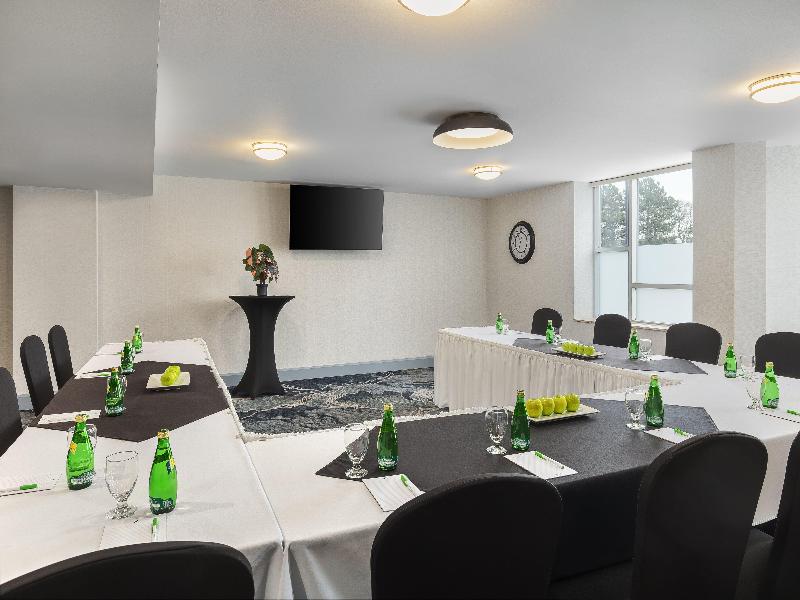 Holiday Inn Oakville (Centre), an IHG Hotel image