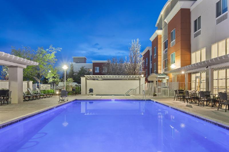 Holiday Inn Express and Suites Sacramento Airport