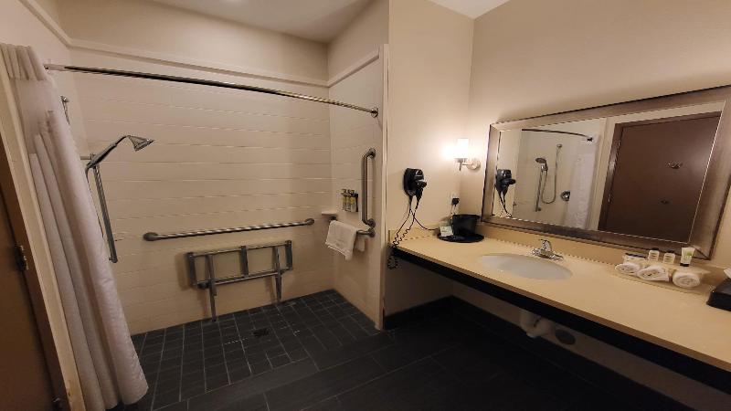 Holiday Inn Express and Suites Cuero image