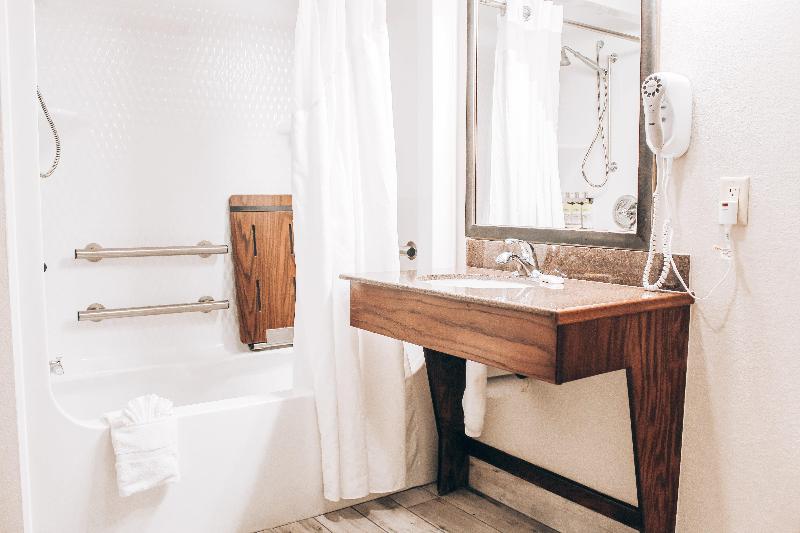 Lucille's Hotel image