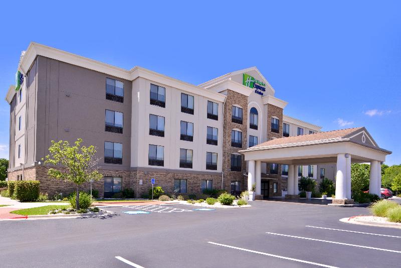 Holiday Inn Express and Suites Selma image