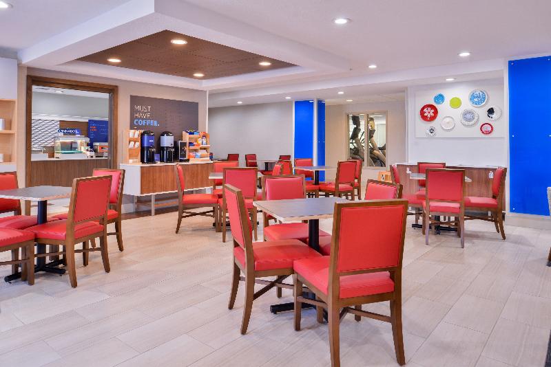 Holiday Inn Express and Suites Selma image