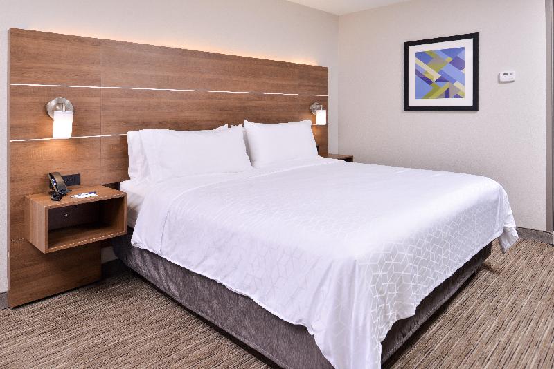 Holiday Inn Express and Suites Selma image