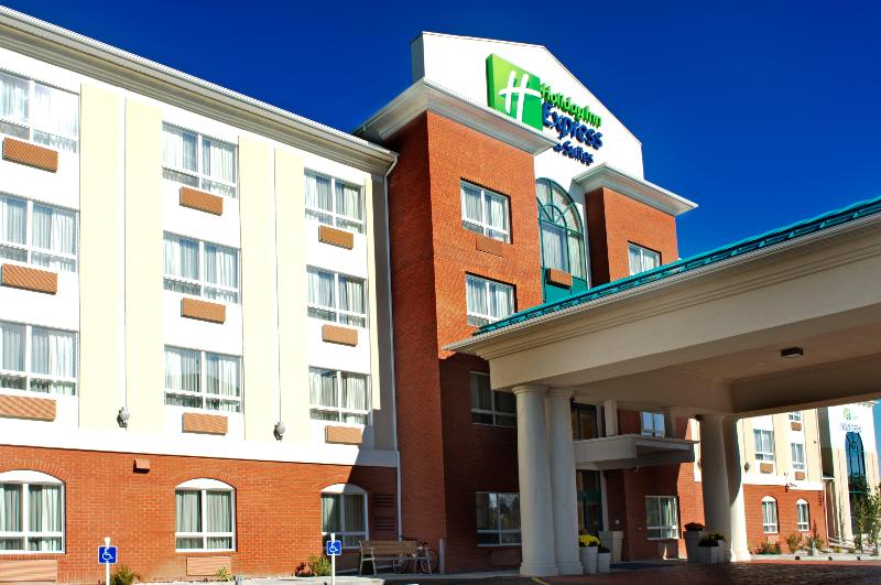 Holiday Inn Express and Suites Edson