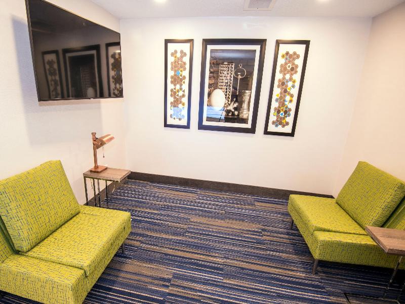 Holiday Inn Express and Suites Hinton image