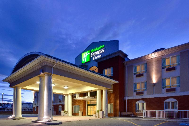 Holiday Inn Express and Suites Hinton image