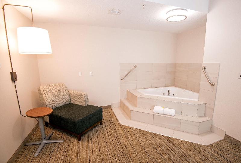 Holiday Inn Express and Suites Hinton image