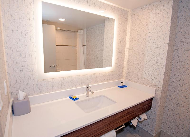 Holiday Inn Express and Suites Hinton image