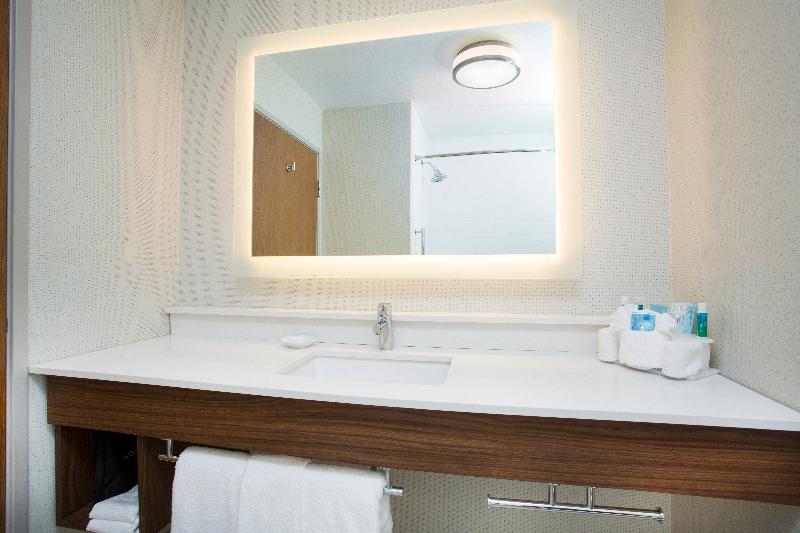 Holiday Inn Express Kansas City At The Legends IHG