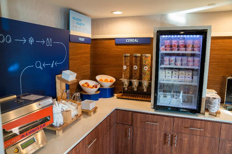 Holiday Inn Express Maspeth Hotel - Image 8