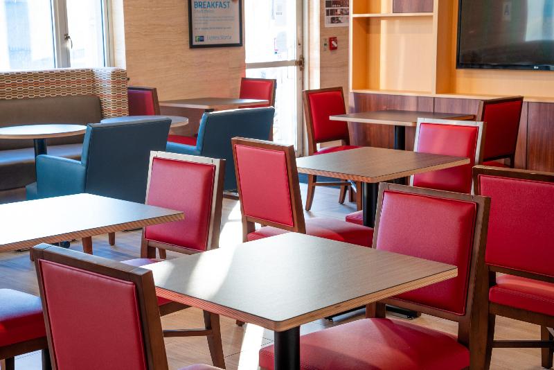 Holiday Inn Express Maspeth Hotel - Image 9