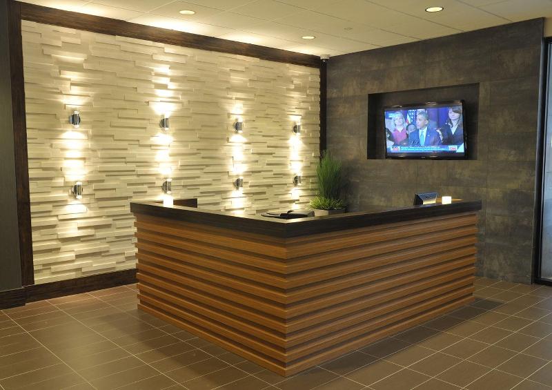 Holiday Inn & Suites Charleston West