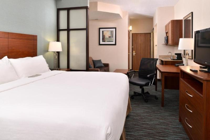 Holiday Inn Express and Suites St Marys image