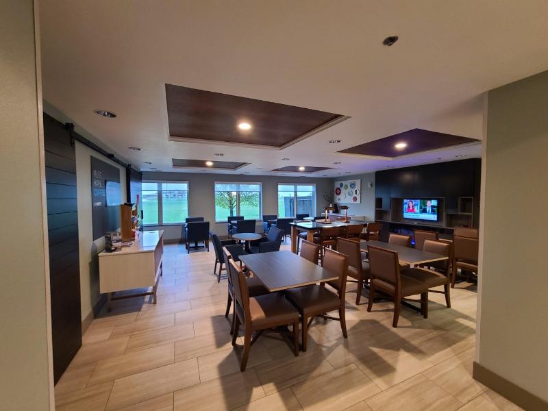 Holiday Inn Express & Suites Sheldon By IHG image 5
