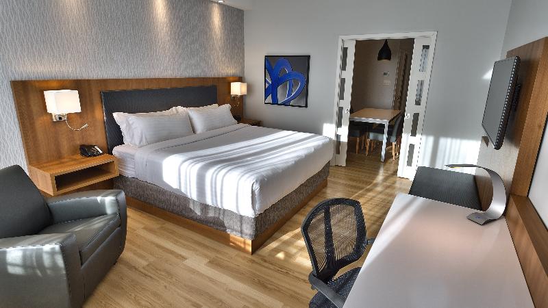 Holiday Inn Express and Suites Vaudreuil Dorion photo 9