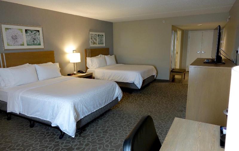 Holiday Inn Express and Suites Oshawa Downtown — photo 27