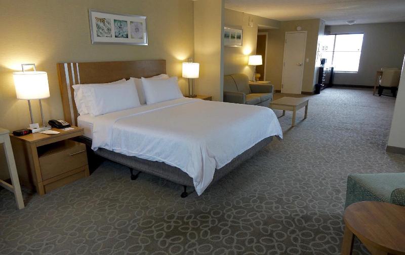 Holiday Inn Express and Suites Oshawa Downtown — photo 51