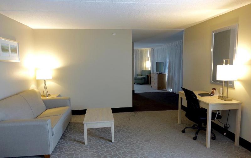 Holiday Inn Express and Suites Oshawa Downtown — photo 73
