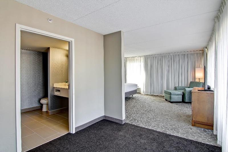 Holiday Inn Express and Suites Oshawa Downtown — photo 72