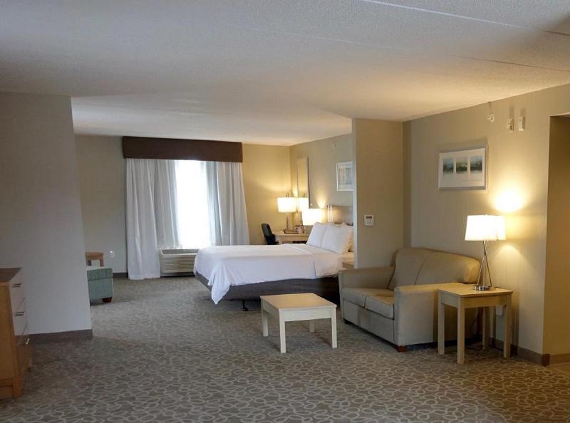 Holiday Inn Express and Suites Oshawa Downtown — photo 17