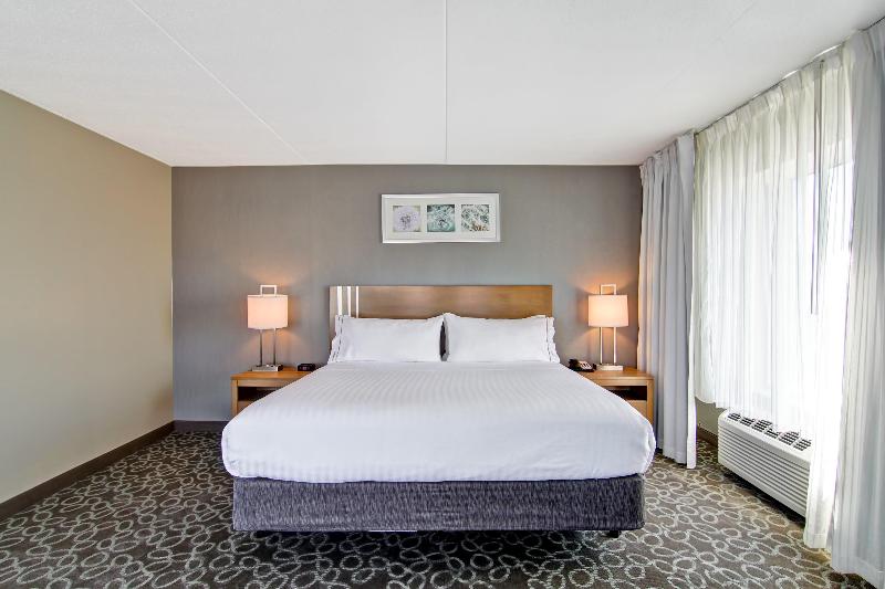 Holiday Inn Express and Suites Oshawa Downtown — photo 11