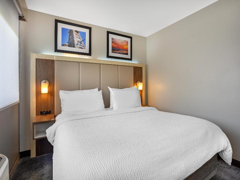 Best Western Roslyn-Long Island Hotel image