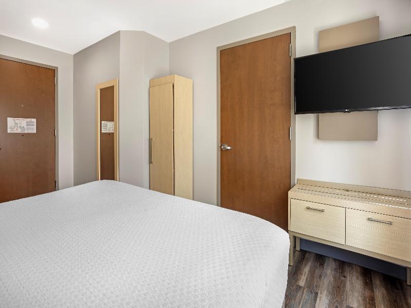 Best Western Roslyn-Long Island Hotel image