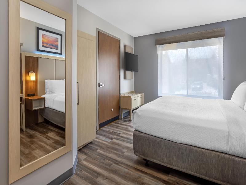 Best Western Roslyn-Long Island Hotel image