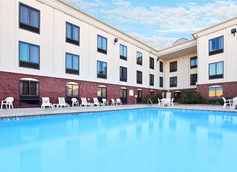Holiday Inn Express and Suites Pine Bluff Pines Ma image
