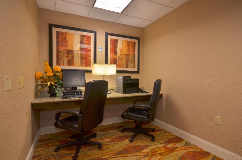 Holiday Inn Express and Suites Pine Bluff Pines Ma image