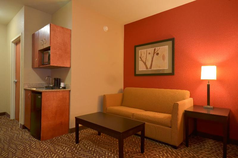 Holiday Inn Express and Suites Pine Bluff Pines Ma image