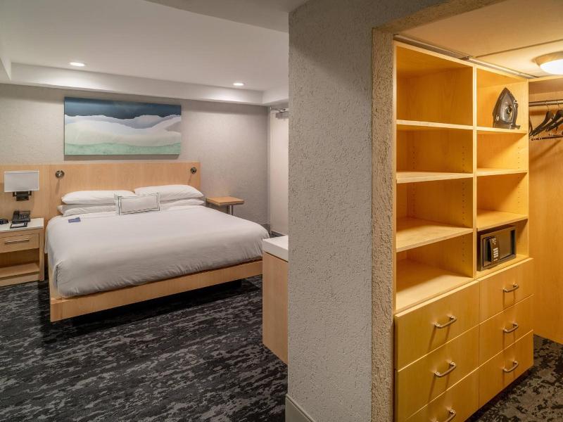 Holiday Inn Hotel and Suites Huntington Civic Aren image