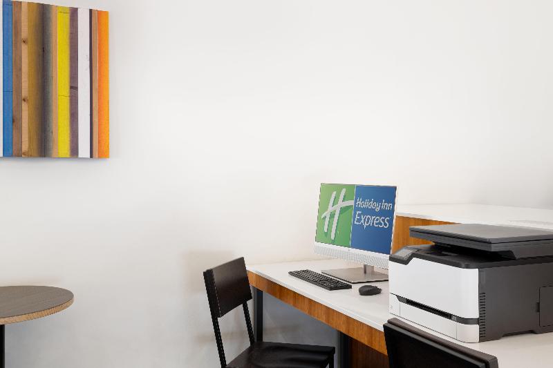 Holiday Inn Express & Suites Spring Hill By IHG image
