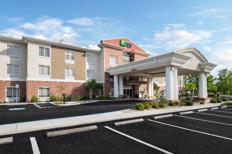 Holiday Inn Express & Suites Spring Hill By IHG image
