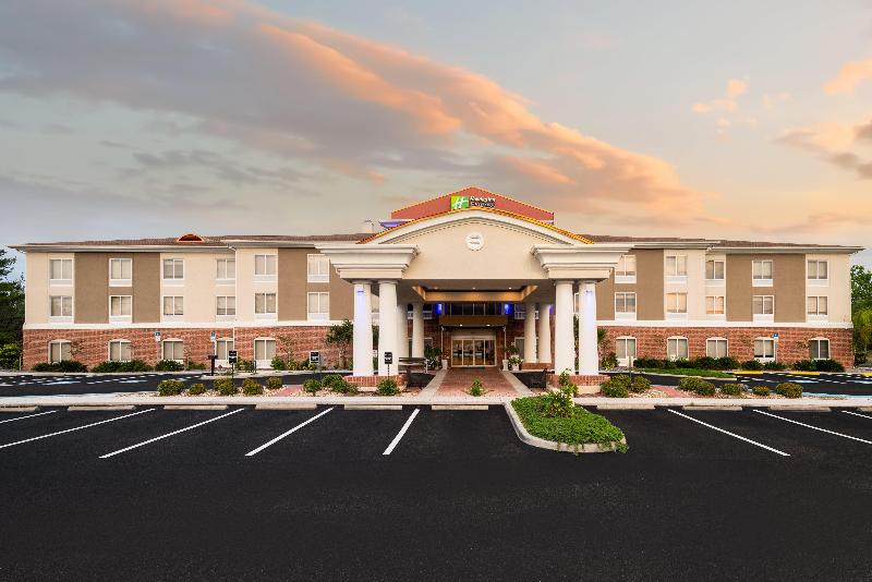 Holiday Inn Express & Suites Spring Hill By IHG image