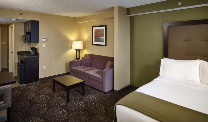 HOLIDAY INN EXPRESS HOTEL  AND  SUITES TIMMINS
