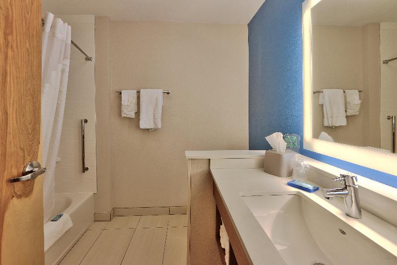 Holiday Inn Express and Suites Roswell image