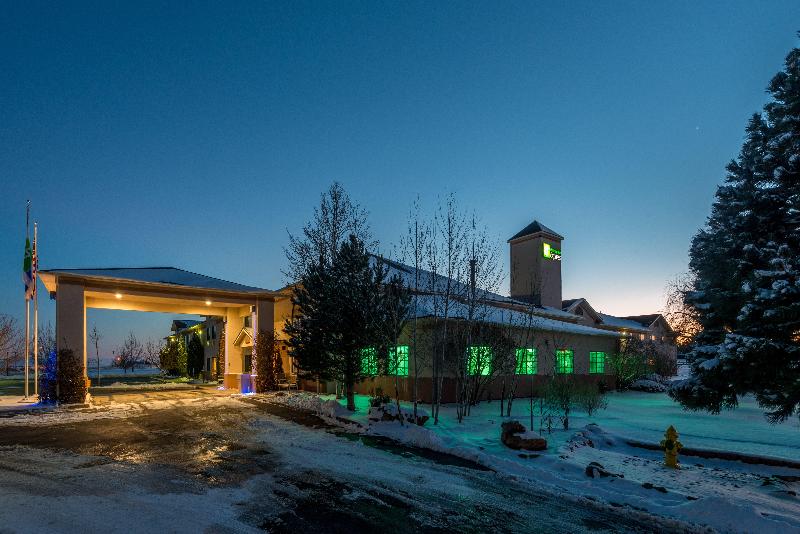 Holiday Inn Express and Suites Raton image
