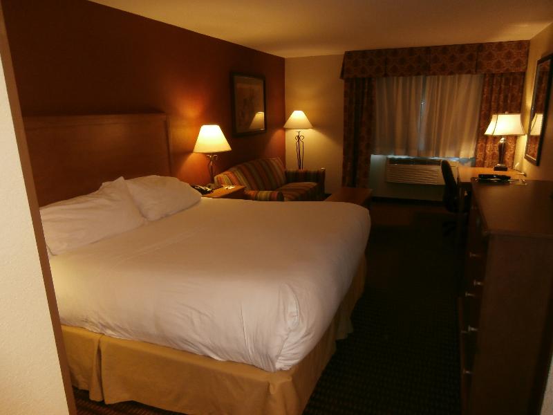 Holiday Inn Express and Suites Raton image