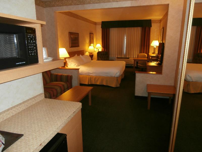 Holiday Inn Express and Suites Raton image