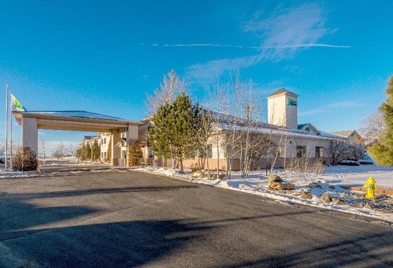 Holiday Inn Express and Suites Raton image