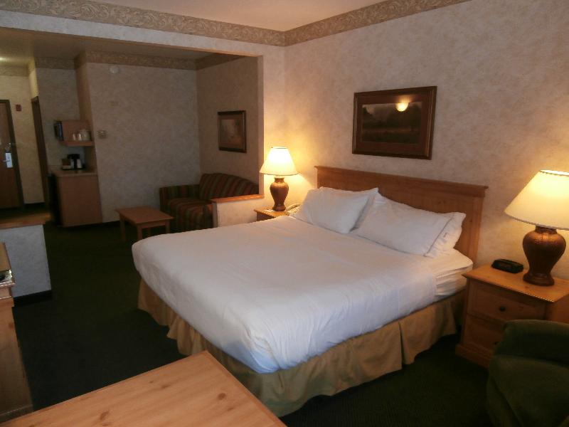 Holiday Inn Express and Suites Raton image
